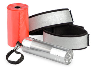 Le sac de promenade pour chien est équipé de deux bracelets réfléchissants et d'une lampe de poche en métal. Parfait pour les sorties de nuit.