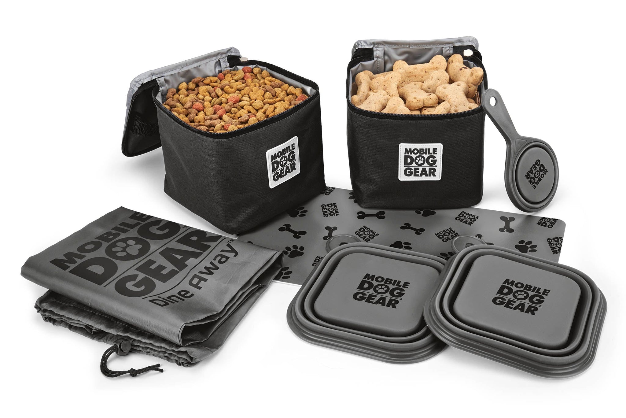 Cette boîte à lunch très fonctionnelle pour votre chien comprend : deux boîtes à nourriture de 15 tasses doublées contenants, deux boîtes à nourriture de 5 tasses en silicone pliables bols à chiens, une pelle à nourriture en silicone pliable, un napperon antidérapant et un sac à cordon qui contient l'ensemble. Le produit est présenté en noir et les accessoires sont en gris avec un motif de patte noir.L'image du produit montre les articles de la boîte à lunch à plat, tels qu'ils sortent du sac. 